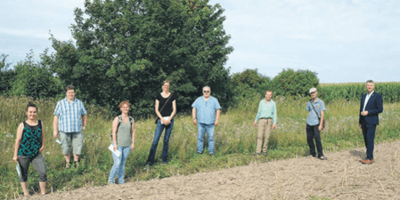 Auf dem Foto die Teilnehmer vor Ort: Dr. Claus Neubeck (ZRK, Landschaftsplanung), Bürgermeister Michael Plätzer, Landschaftsgärtner Dirk Freudenstein, Ortslandwirt Heinrich Volkwein (Breitenbach), Melanie Will (Untere Naturschutzbehörde, Wolfhagen), Leonie Schweer (ZRK, Säume und Feldwege), Dierk Schwedes (Landkreis, FB Landwirtschaft/ Agrar- und Umweltprogramme), Carolin Bräser (Regierungspräsidium Kassel, Projektfinanzierung)