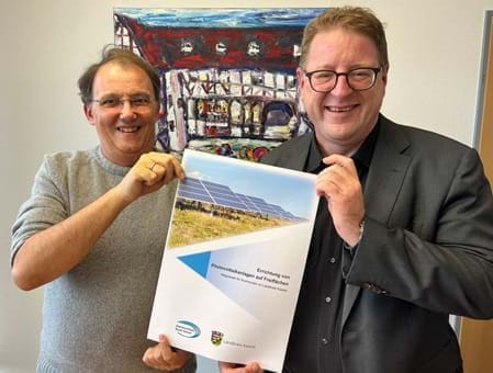 Haben einen Wegweiser für den Ausbau von Photovoltaik im Landkreis Kassel erstellt: Dr. Christoph Haller, Leiter der Planungsabteilung beim ZRK (links) und Kreisbeigeordneter Thomas Ackermann, Dezernent für Umwelt‐ und Klimaschutz. Foto: Landkreis Kassel/nh Copyright: Alia Shuhaiber